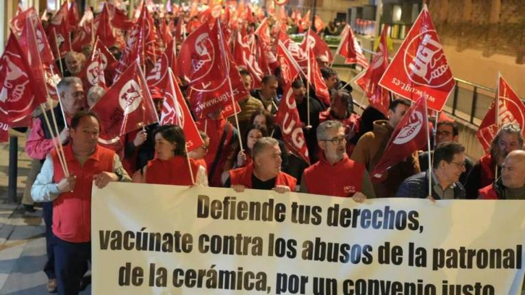 Trabajadores de la cerámica se manifiestan en Castelló ante su «merma grave» de ingresos