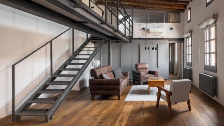 Un loft singular de doble altura en Barcelona rubricado por Gokostudio