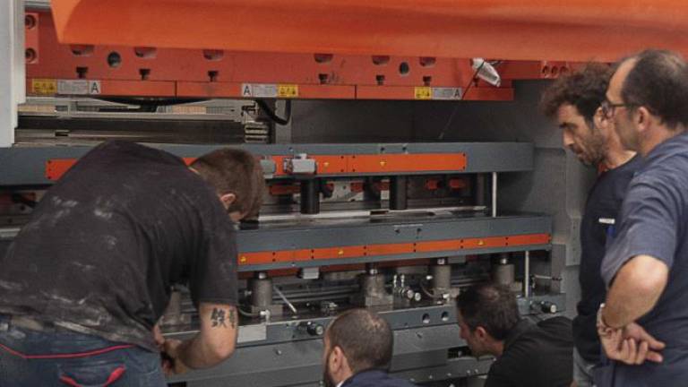 $!La instalación del primer molde adaptado para las prensas CRS de Sacmi en la planta de Castelló.