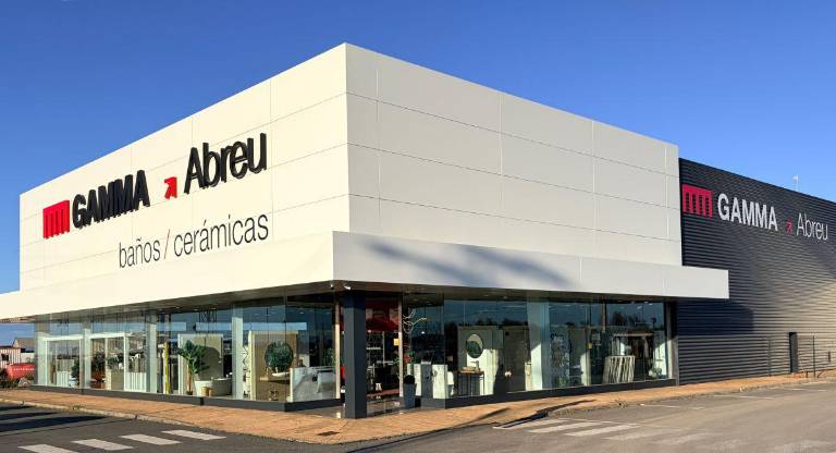 Gamma Abreu renueva la imagen exterior de su tienda en Lepe