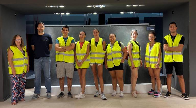 Alumnos de la Lanzadera hacia la Empleabilidad Sostenible, en las instalaciones de Best Surface a Laminam Company en l’Alcora