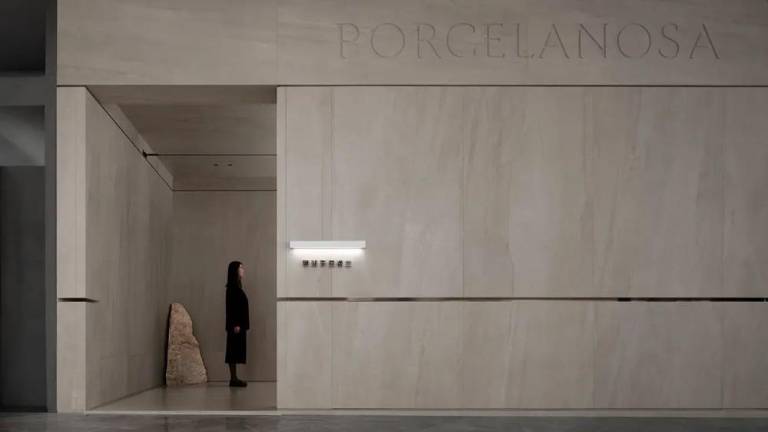 Descubre el nuevo showroom de Porcelanosa con expositores interactivos ...