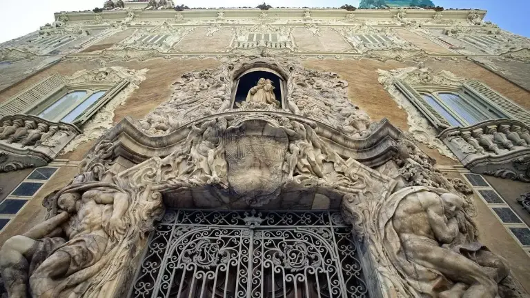 Comienzan las obras en la portada del Palacio del Marqués de Dos Aguas, sede del Museo Nacional de Cerámica