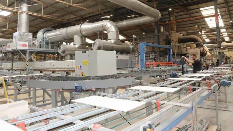 El coste de la energía da un respiro al azulejo: baja un 23% pese a producir más