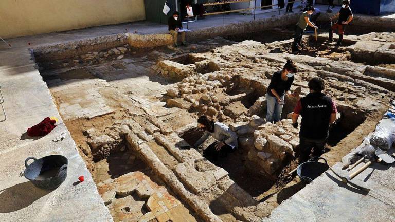 Una excavación en València descubre un patio mudéjar y su fuente