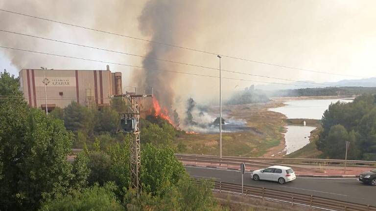 Un incendio afecta a una azulejera en Sant Joan de Moró