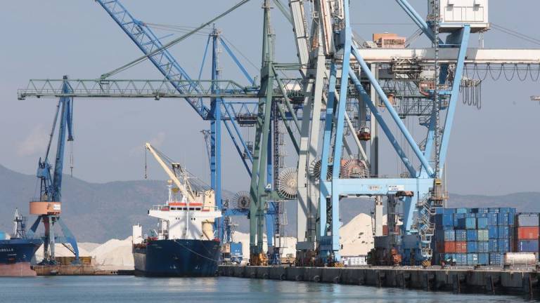 El azulejo de Castellón reclama mejoras frente a los problemas de la logística marítima