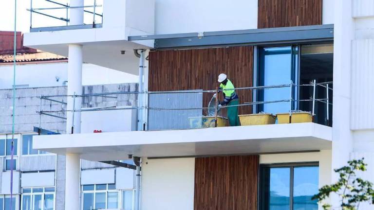 La construcción de nuevas viviendas en España se dispara a máximos desde 2008, pero las entregas siguen estancadas