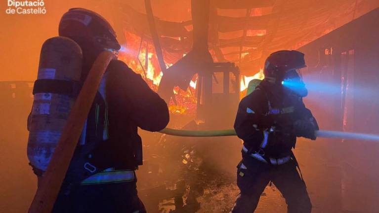 Grave incendio en un polígono industrial de Almassora causa daños a varias empresas