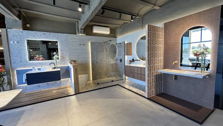 El Rajolar, una fábrica de ladrillos reconvertida en showroom de materiales de construcción