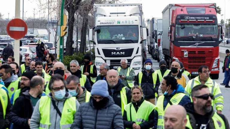 Parte de los transportistas mantienen los paros: «Nos cuesta más dinero salir a trabajar»