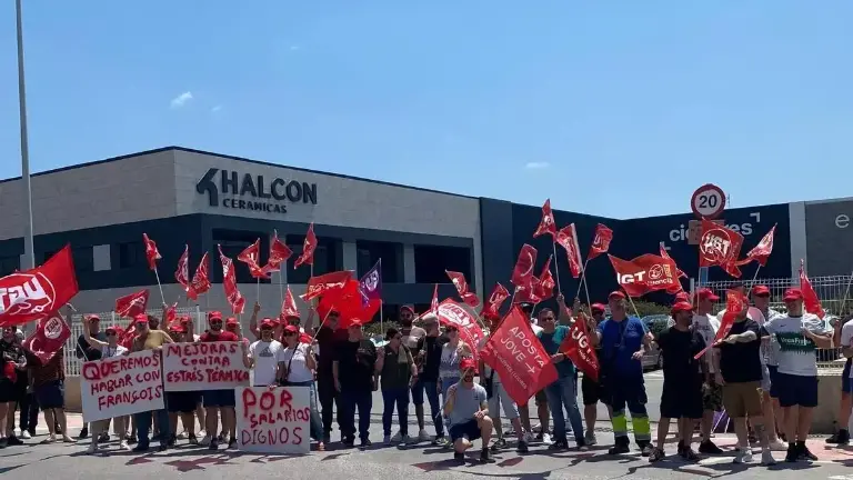 Protesta de los trabajadores de una empresa cerámica de l’Alcora: estas son las razones