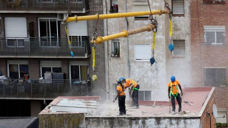 Las constructoras presionan al Gobierno para que pague el alza de los materiales