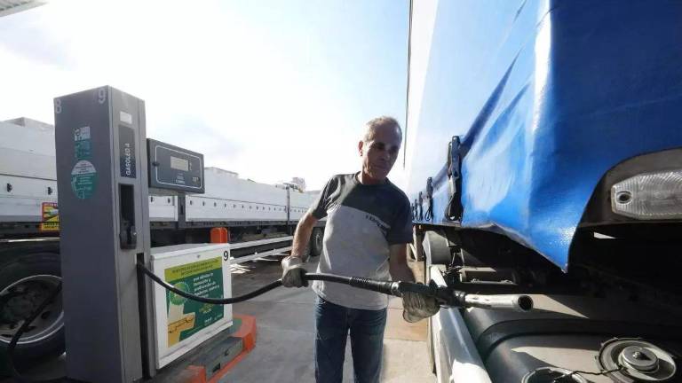 Los transportistas estallan contra la subida del gasóleo: «Llenar un camión cuesta 400 euros más»
