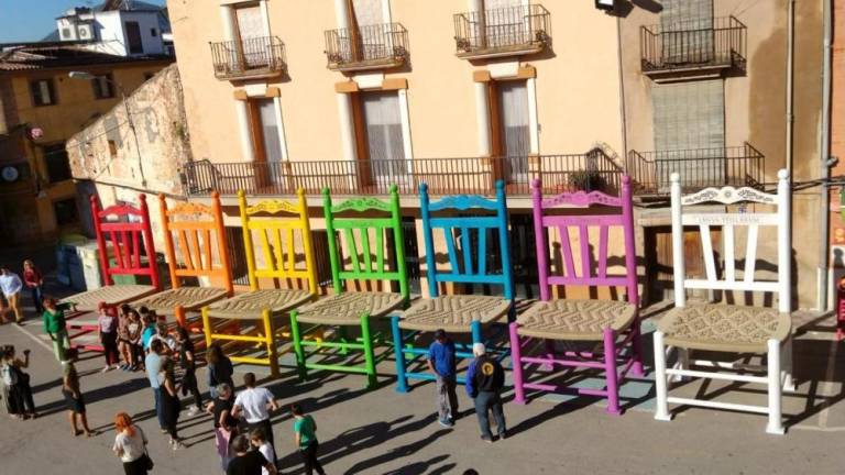 $!Presentación de las siete sillas gigantes recién terminadas, el pasado 15 de octubre, en Cabanes.