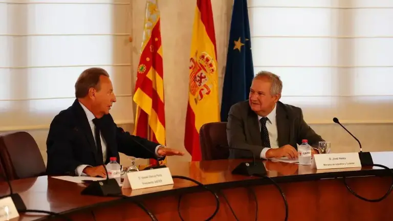 El ministro Hereu desvela cómo quedará el ‘hachazo’ a la cerámica en materia de emisiones
