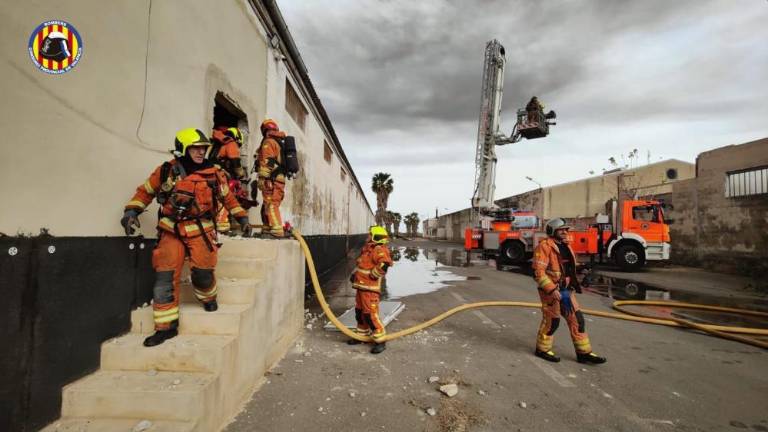 Un fallo eléctrico en la carga de unas baterías, causa del incendio en el almacén de Cecotec de Sollana