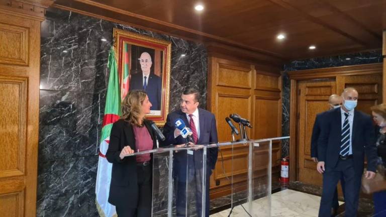 El Gobierno español escenifica en Argelia el compromiso para que no falte el suministro de gas