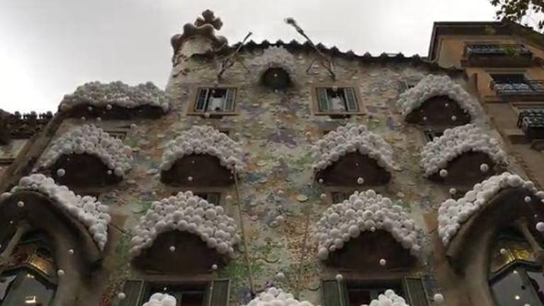 La Casa Batlló de Gaudí de Barcelona amanece nevada