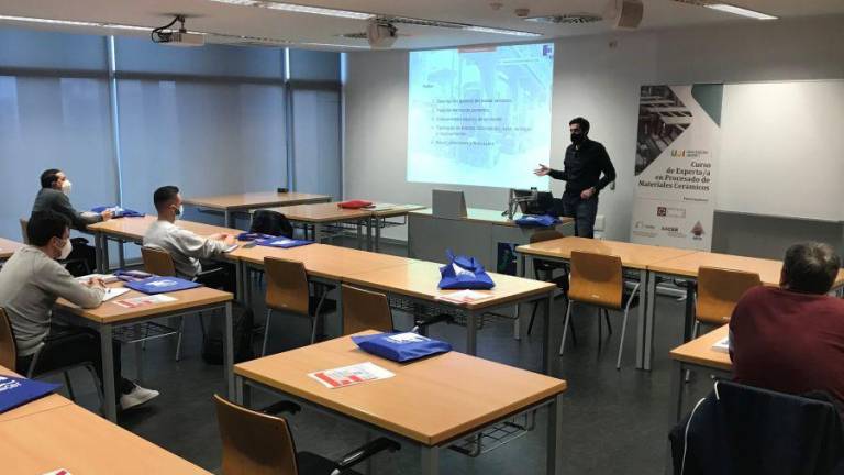 Macer imparte formación sobre moldes y prensado en la Universitat Jaume I