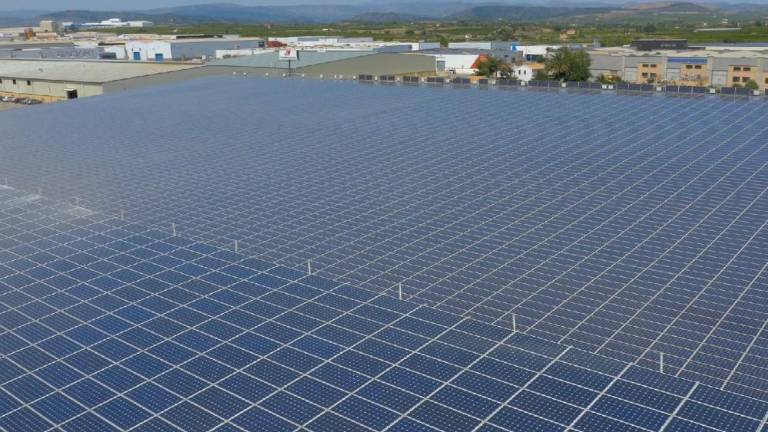 El sol y las baterías convencen a la industria frente a la asfixia del mercado energético