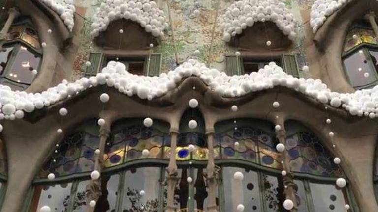 La Casa Batlló de Gaudí de Barcelona amanece nevada
