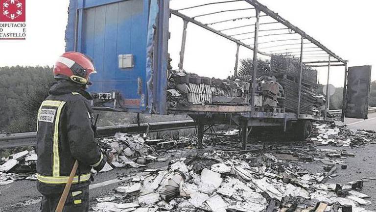 Un camión lleno de azulejos arde en Soneja