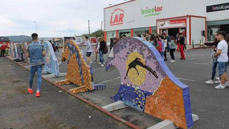 El IES Monteneme gana el concurso de murales cerámicos de Lar