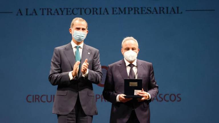 Francisco Martínez-Cosentino recibe de manos del rey Felipe VI el Premio Reino de España