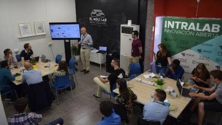 Hinojosa lanza el primer programa de innovación para emprendedores