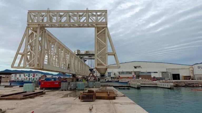 Avanzan las obras de acondicionamiento del muelle transversal exterior de PortCastelló