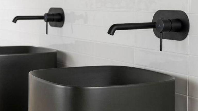 El color negro vuelve a estar de moda en los cuartos de baño