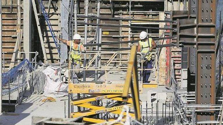 La falta de trabajadores en la obra dispara los contratos a extranjeros