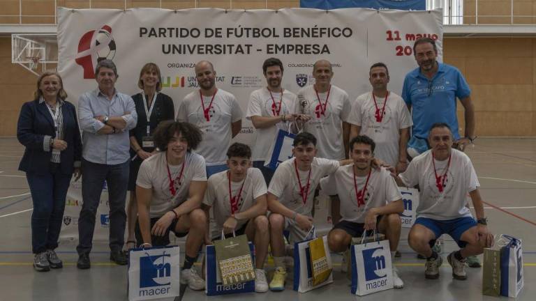 El partido de fútbol benéfico de FUE-UJI recauda más de 2.000 euros para la investigación contra el cáncer