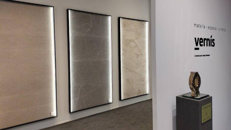 Vernís exhibe en Cersaie su Alfa de Oro por dar una segunda vida a los pavimentos