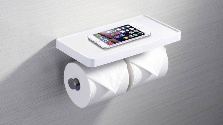 La solución ideal en el baño para los 'móviladictos'