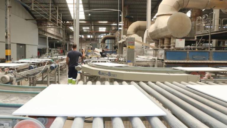 La producción cerámica sigue a la baja en Castellón por los costes energéticos