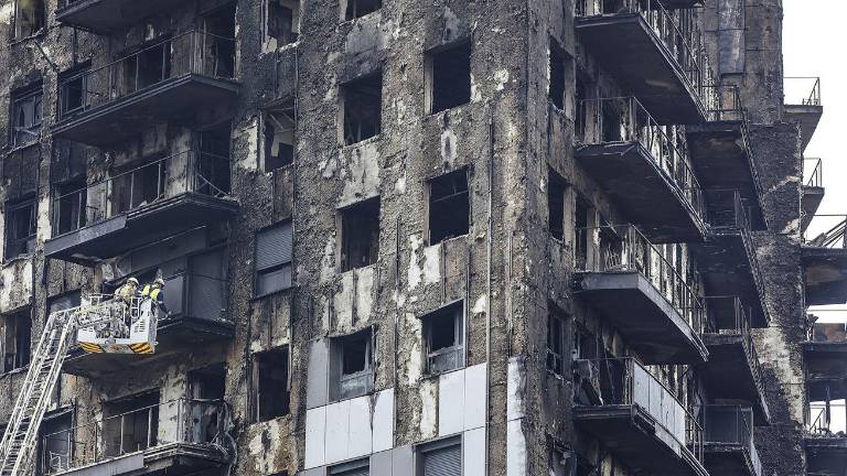 Los propietarios del edificio incendiado en Valencia barajan una nueva fachada de cerámica o de caravista