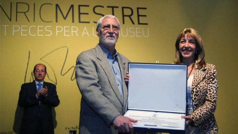 Enric Mestre da lecciones de cerámica en el González Martí