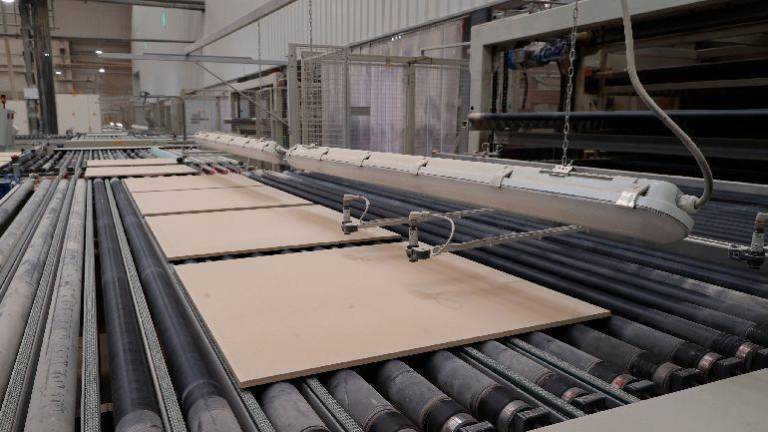 Iberdrola suspende la revisión de contratos a la industria y aporta oxígeno a la cerámica