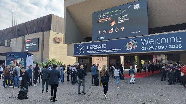Una empresa cerámica india ‘caza’ clientes a las puertas de Cersaie sin ser expositor oficial