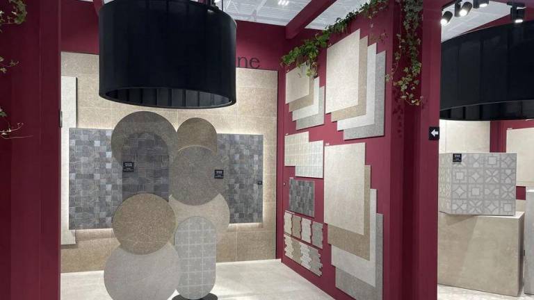 $!Los volúmenes superpuestos dotan una muestra de azulejos de mucha personalidad. Este es un ejemplo del estand de Saloni en Cersaie 2021.