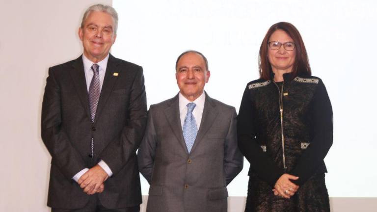La Asociación de Técnicos Cerámicos impone su insignia de oro a Mª Carmen Segura y Julio García