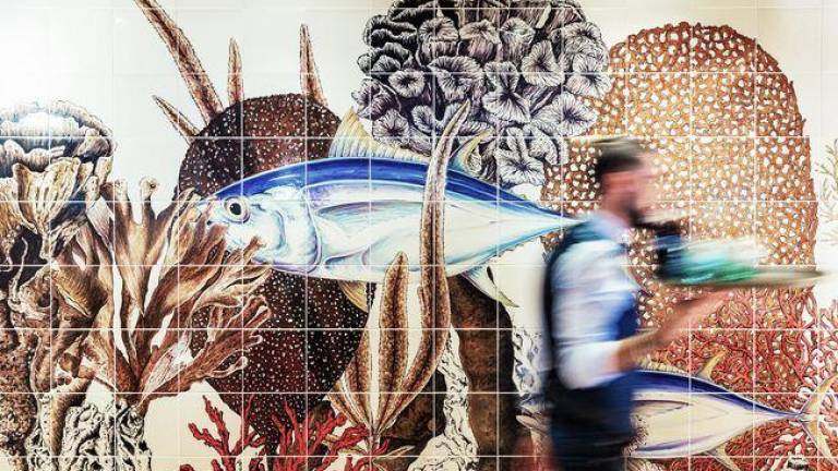 Artelux crea un mural artesanal con azulejos para un espacio gastronómico