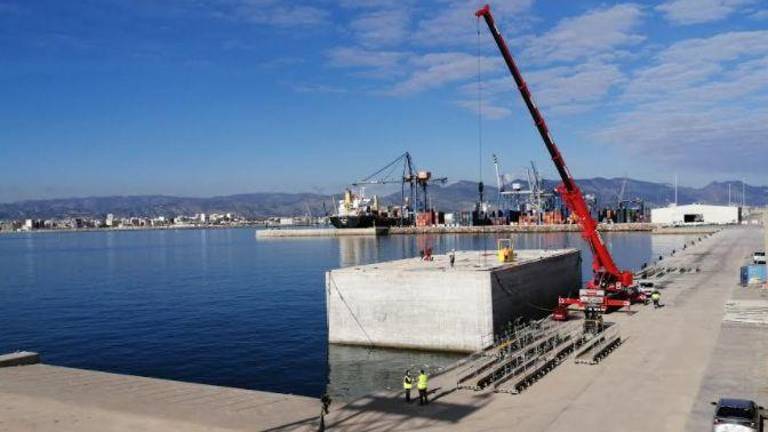 PortCastelló avanza en la construcción del nuevo atraque de graneles líquidos