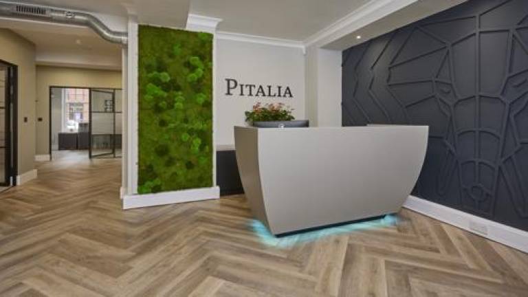 Una recepción singular con Himacs para las nuevas oficinas de Pitalia