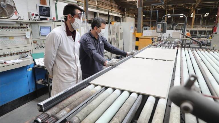 Las esmalteras reclaman que sus médicos decidan si realizan test de coronavirus a sus plantillas