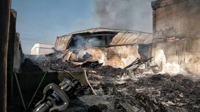 El incendio de Almassora, a un paso de la extinción: así ha quedado la nave industrial
