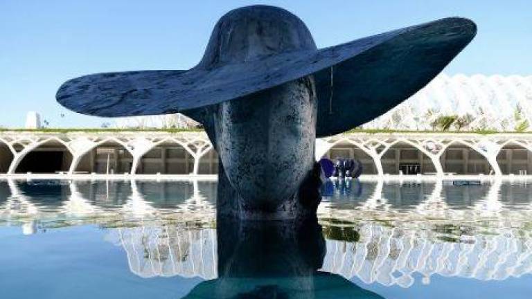 La Ciutat de las Arts se embellece con las esculturas de Manolo Valdés