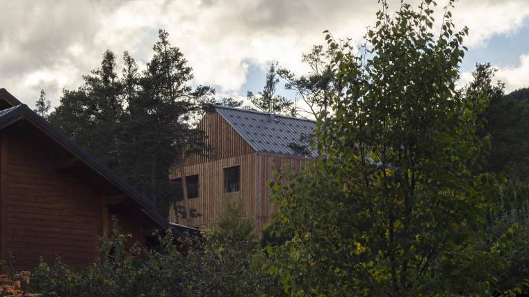 Un refugio en los Alpes con esencia cerámica de APE Grupo
